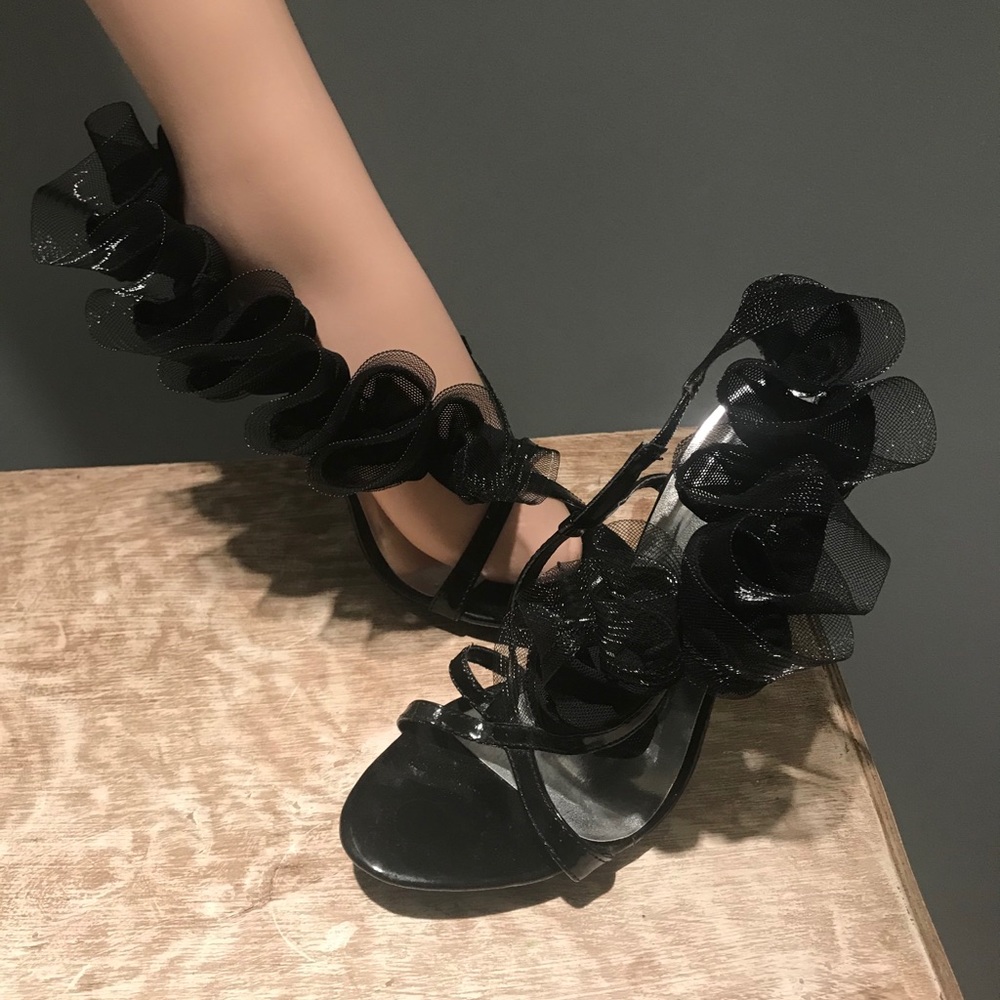 👠 Gorgeous Black Ruffle Heels H20